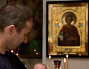 Когда крестят ребенка по православным традициям